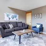 Cozy Condo With Epic Mountain Views, Parking, Air Con