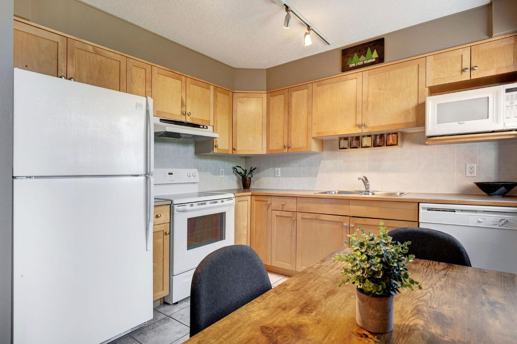 Cozy With Epic Mountain Views, Parking, Air Con