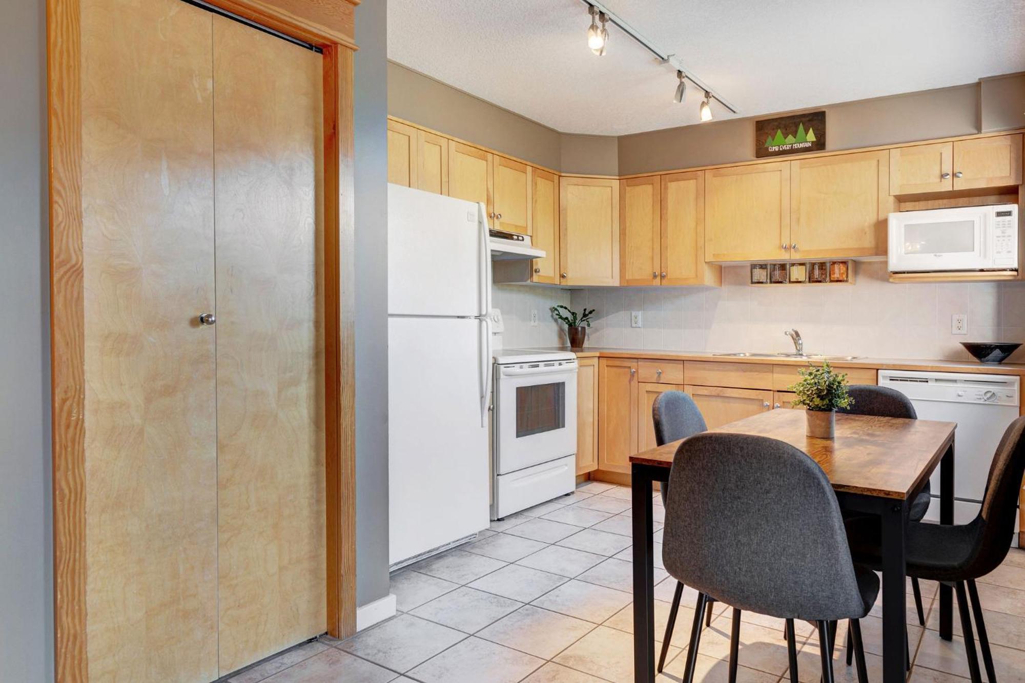 Cozy With Epic Mountain Views, Parking, Air Con Apartment Canmore