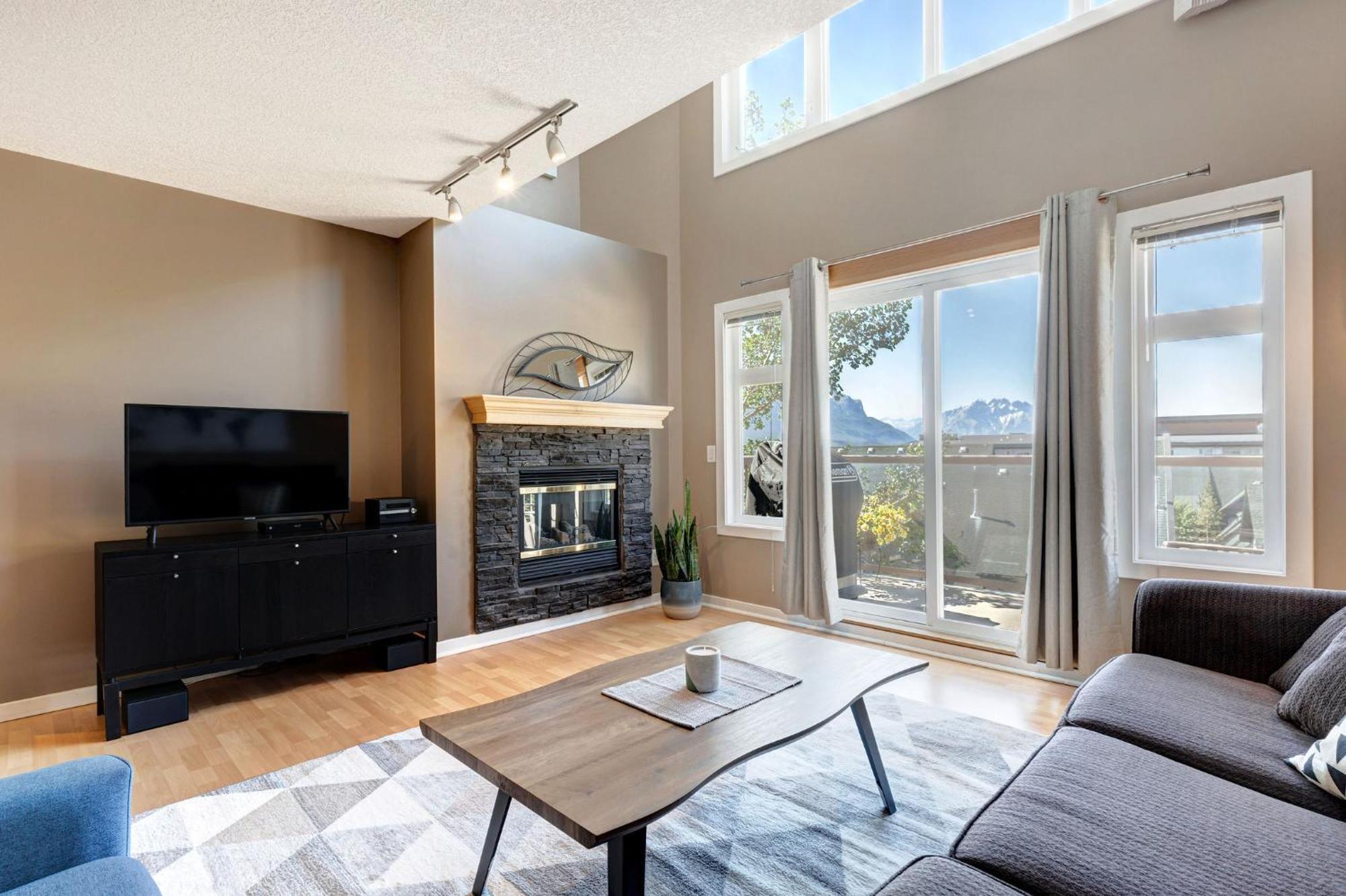Cozy With Epic Mountain Views, Parking, Air Con Apartment *