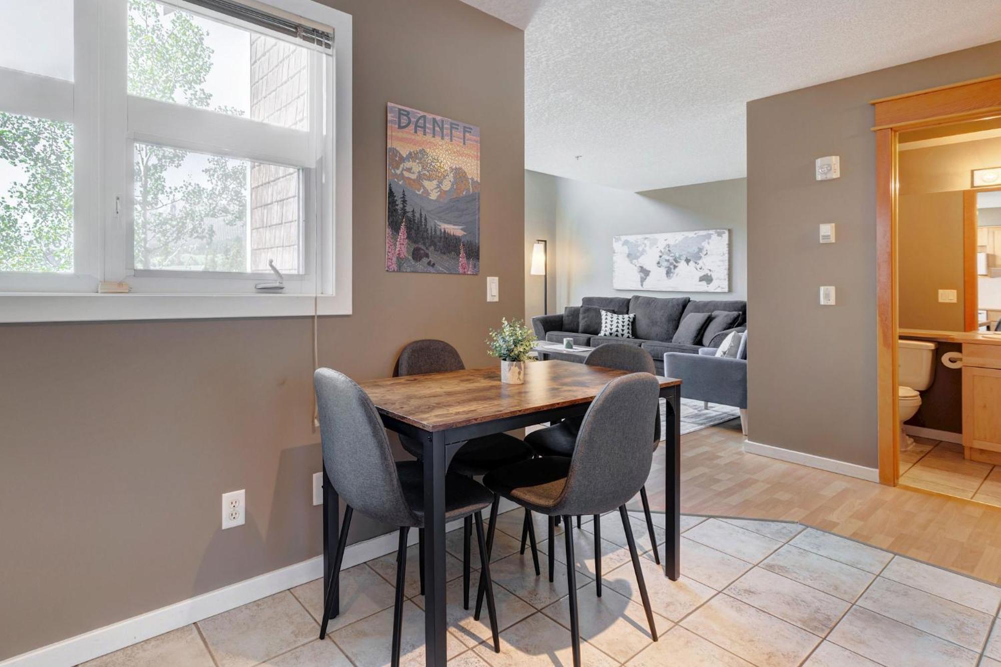 Cozy With Epic Mountain Views, Parking, Air Con *
