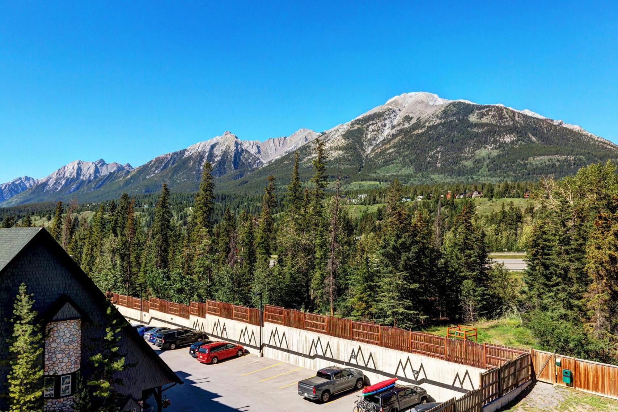 Cozy With Epic Mountain Views, Parking, Air Con * Canmore