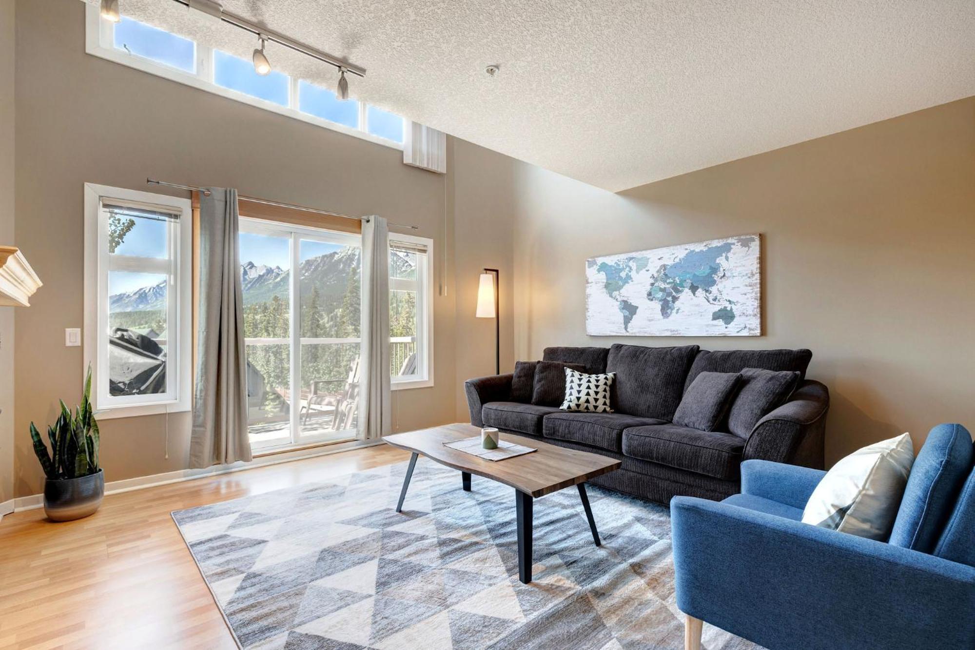Cozy With Epic Mountain Views, Parking, Air Con Apartment *