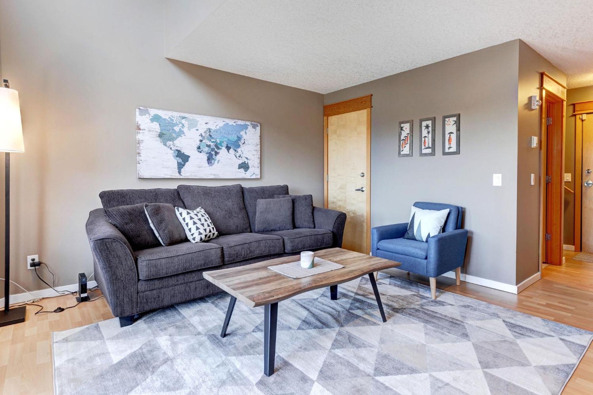 Cozy With Epic Mountain Views, Parking, Air Con Apartment