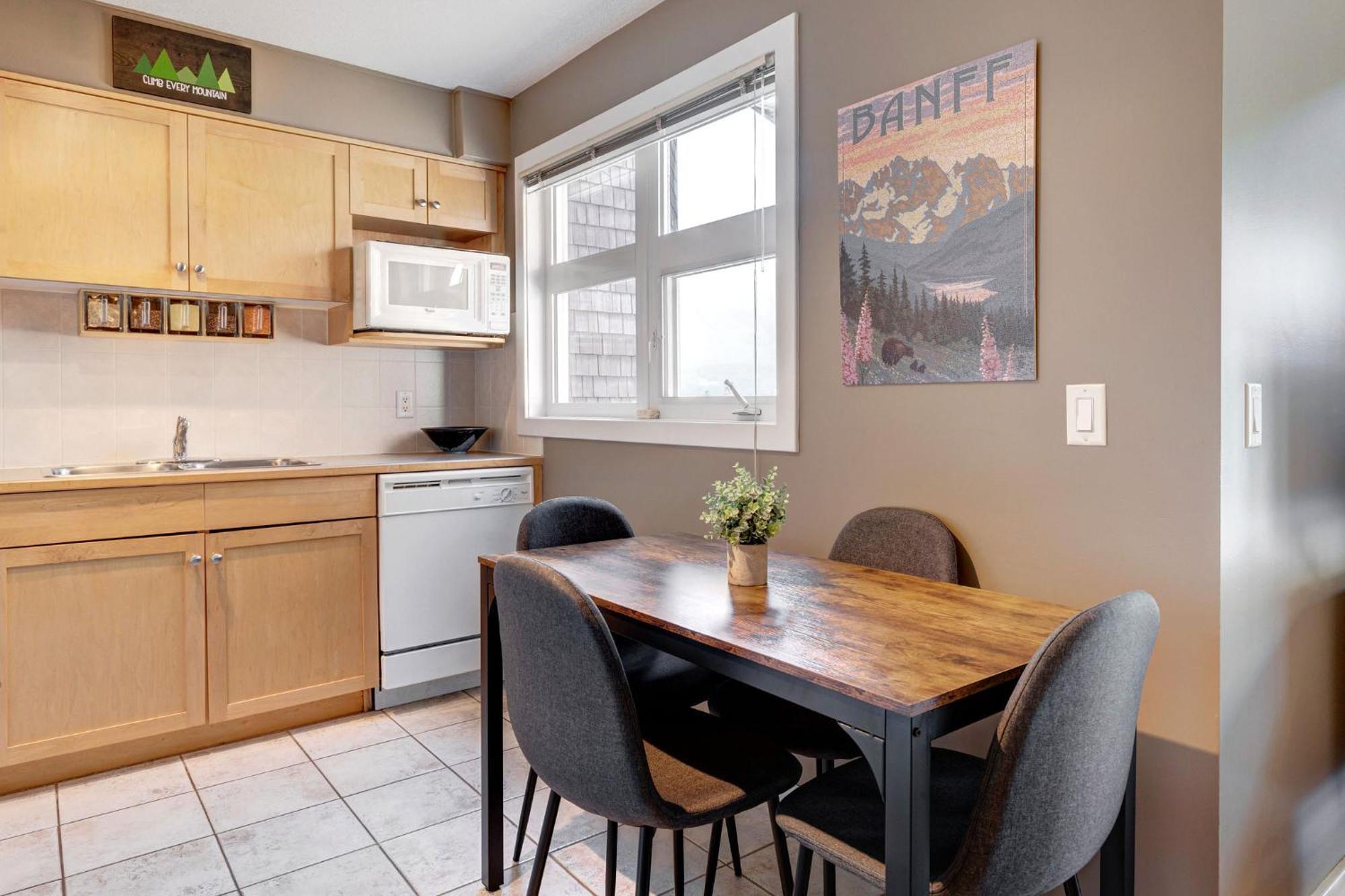 Cozy With Epic Mountain Views, Parking, Air Con Canmore