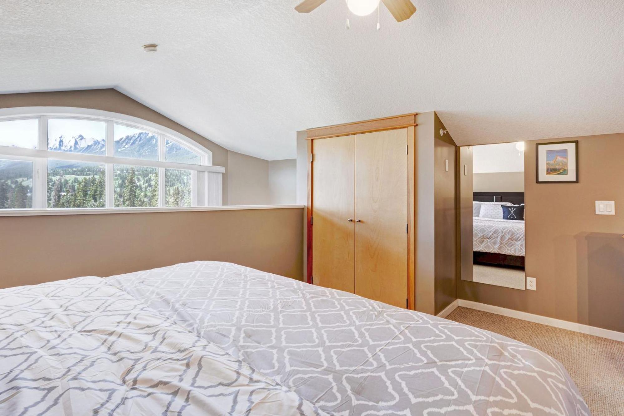 Cozy With Epic Mountain Views, Parking, Air Con Canmore