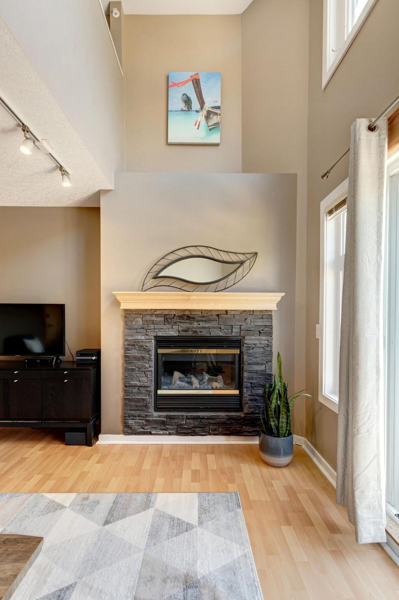 Cozy With Epic Mountain Views, Parking, Air Con Apartment