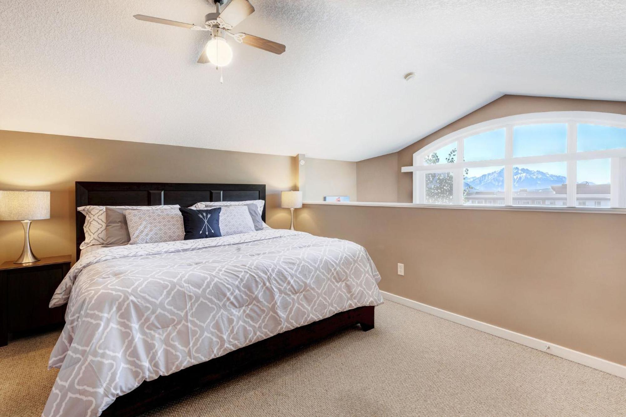 Cozy With Epic Mountain Views, Parking, Air Con Apartment *