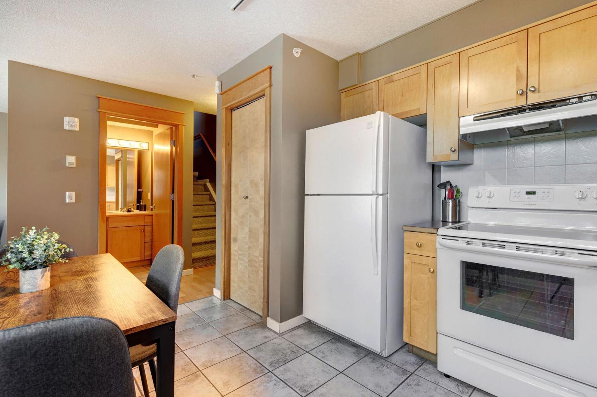 Cozy With Epic Mountain Views, Parking, Air Con Apartment Canmore