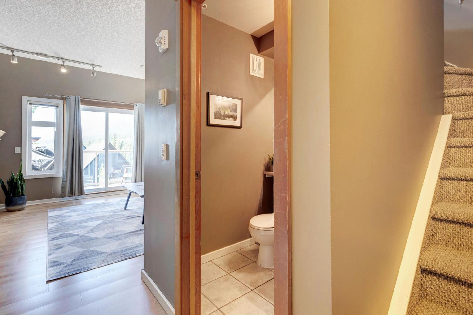 Cozy With Epic Mountain Views, Parking, Air Con Canmore