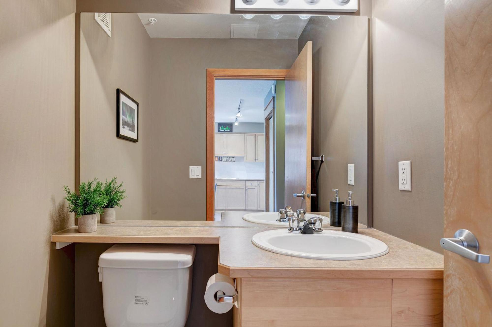 Cozy With Epic Mountain Views, Parking, Air Con * Canmore