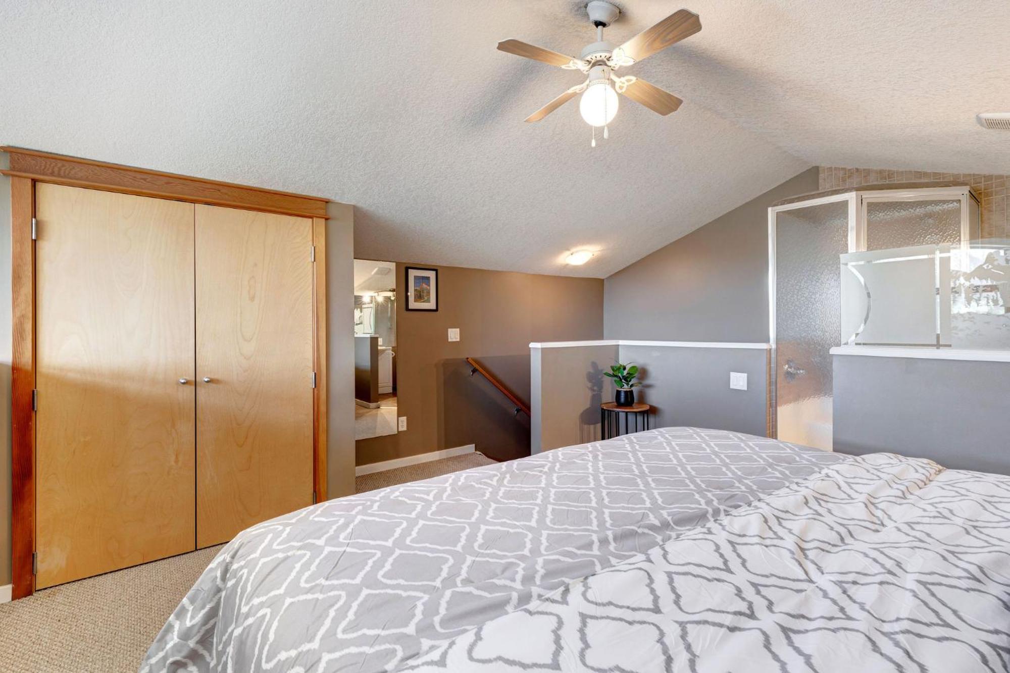 Cozy With Epic Mountain Views, Parking, Air Con Apartment