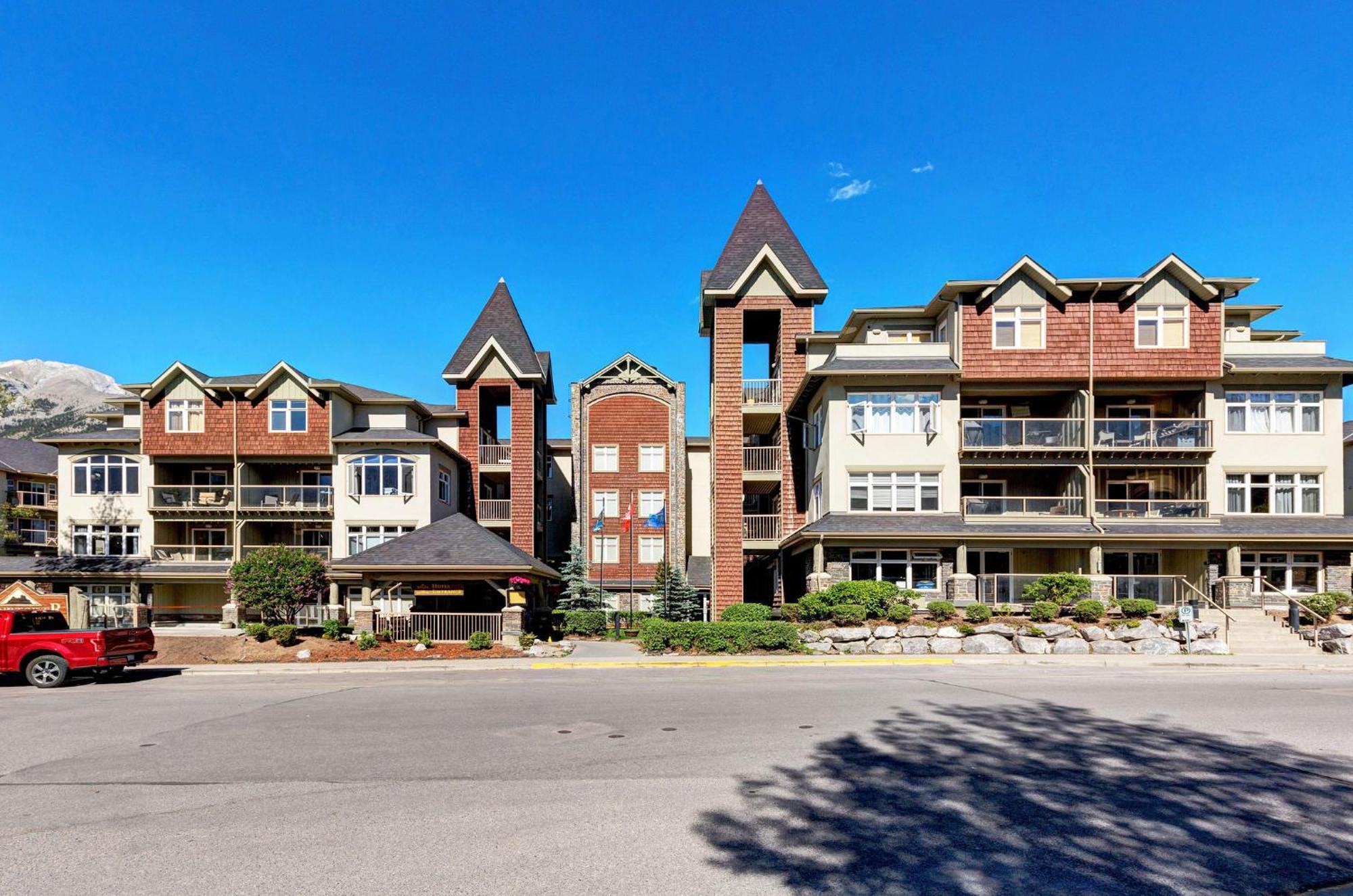 Cozy With Epic Mountain Views, Parking, Air Con * Canmore
